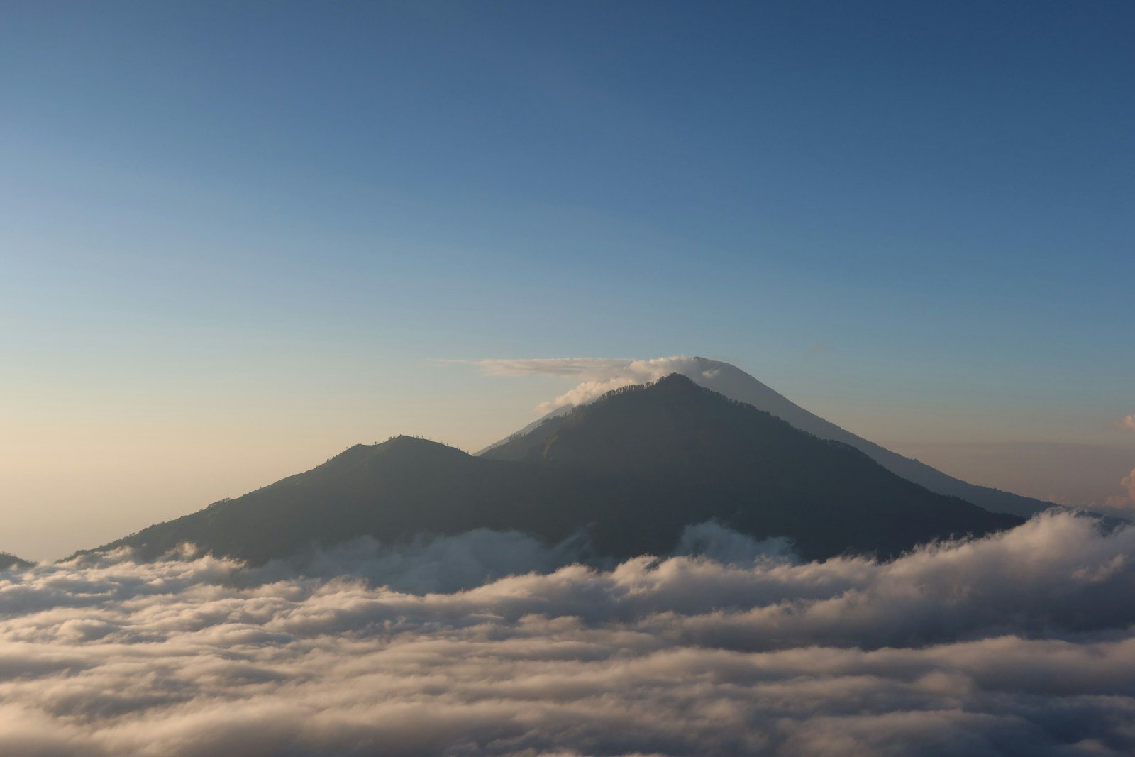 雲海の上にそびえる暗い山々
