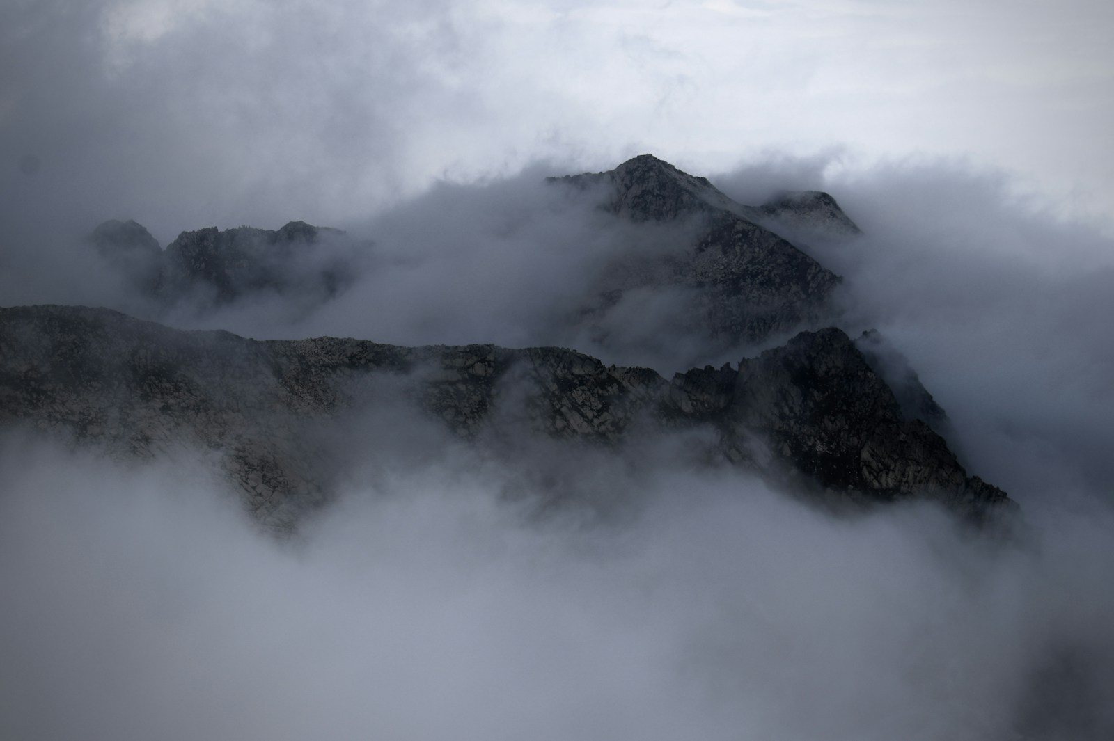 雲に包まれた大きな山