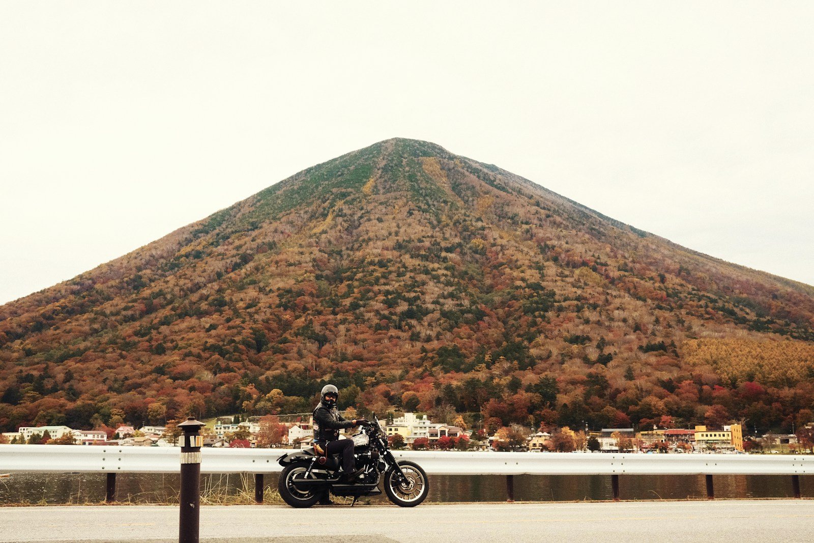 噴気を上げる火山と火口