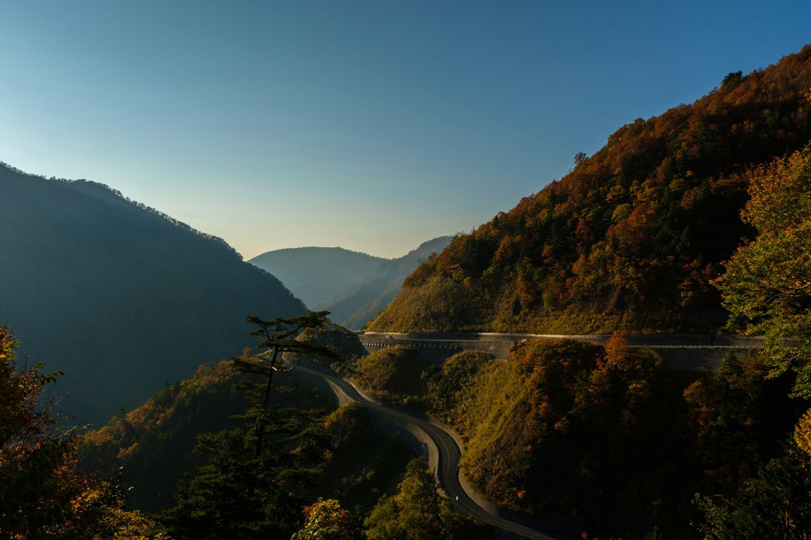 上空から見た山の稜線