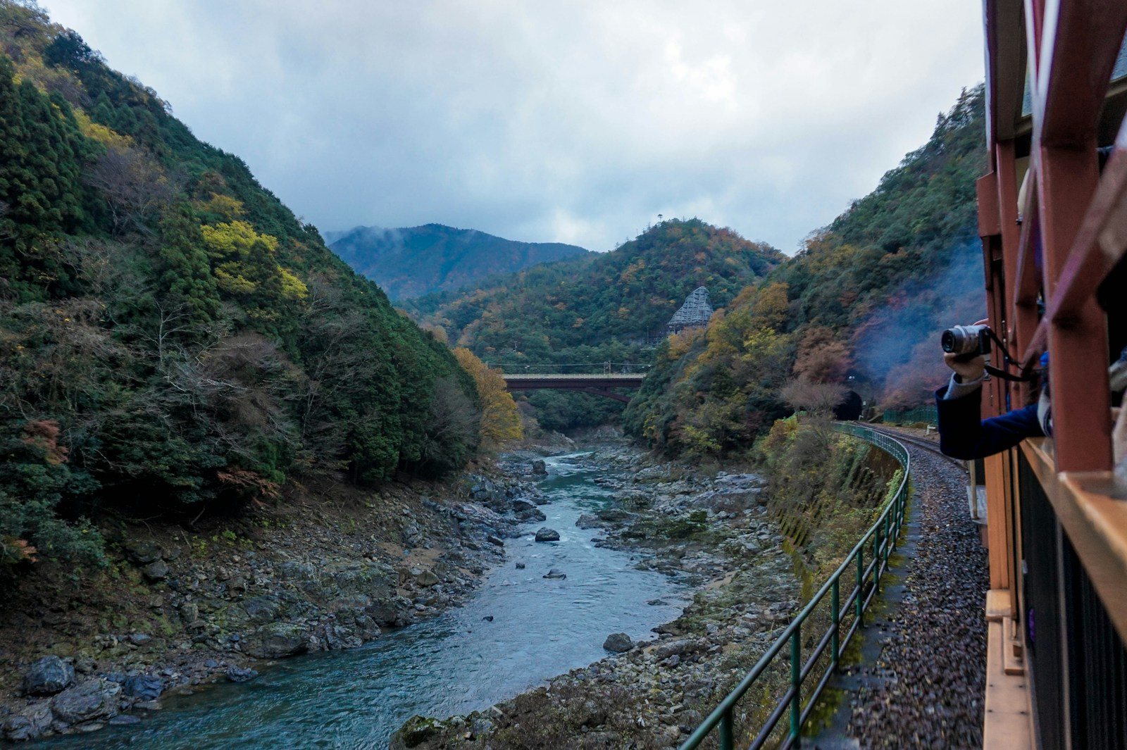 木立のなかへ続く単線の線路