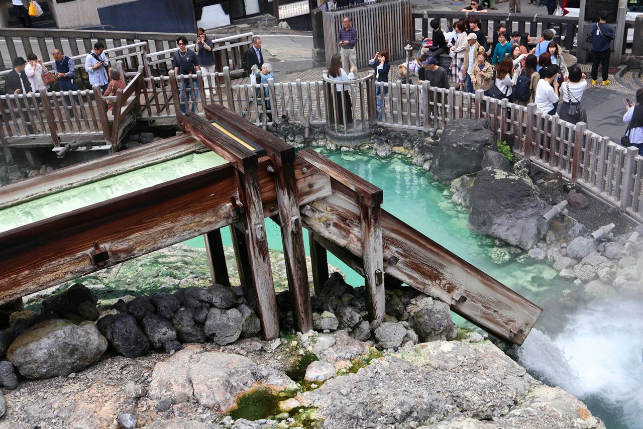 木の湯路を流れる源泉