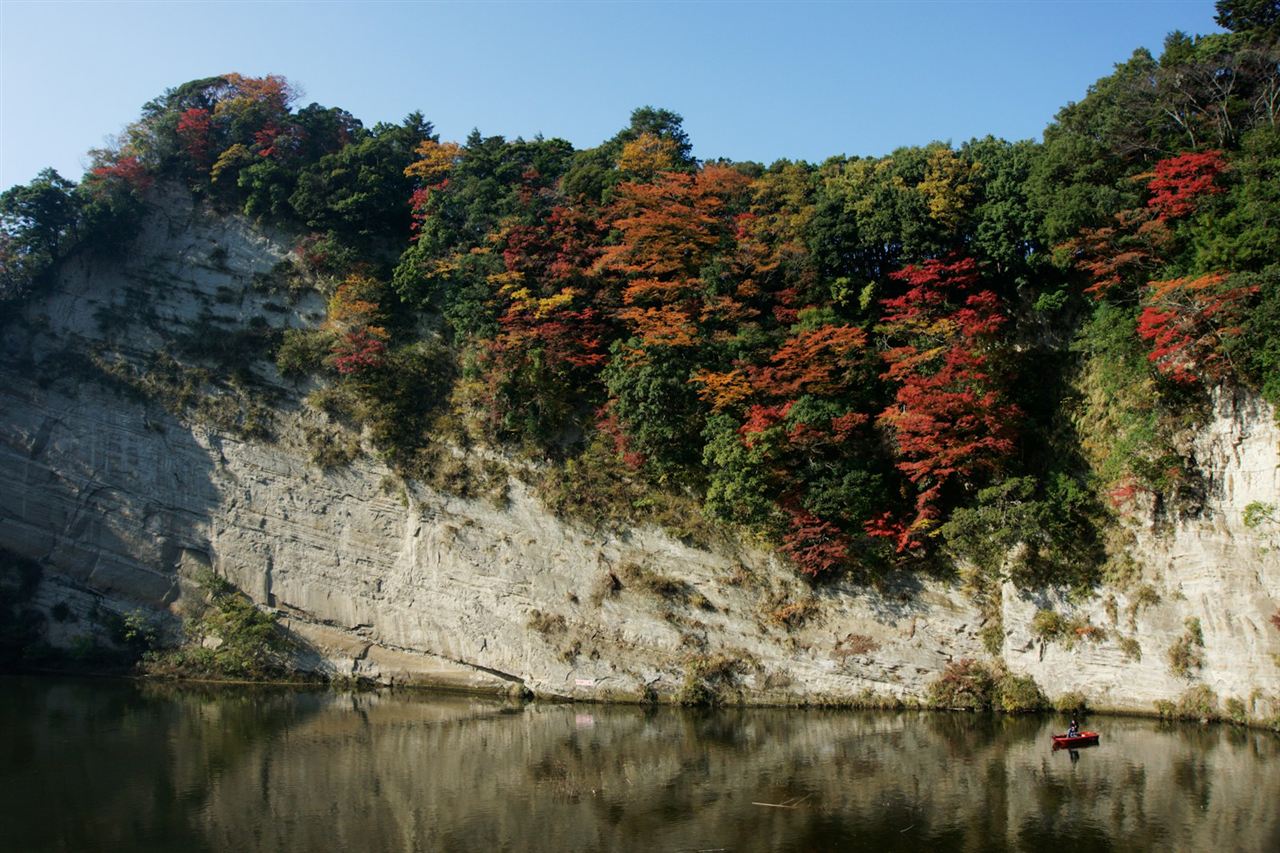 水辺にせり出す紅葉の崖