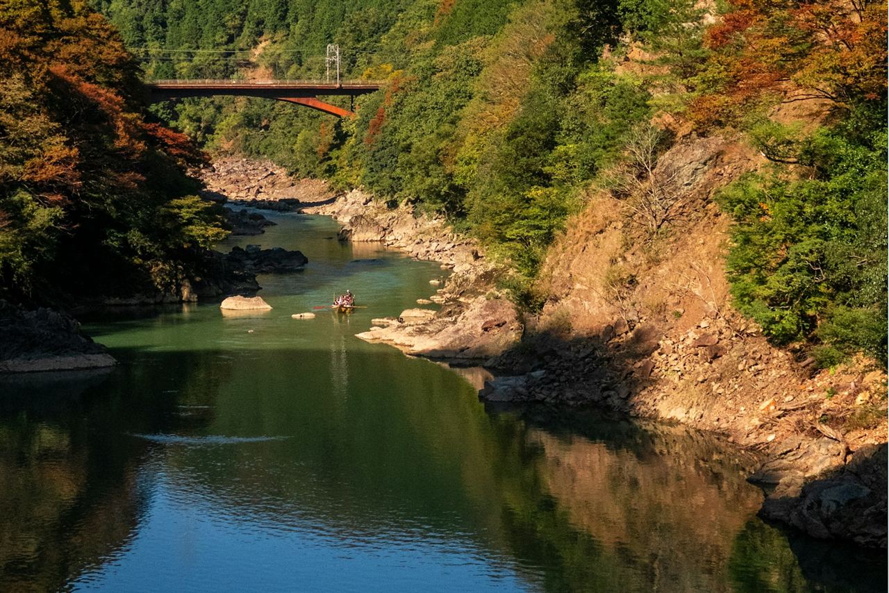山並みを背にした川