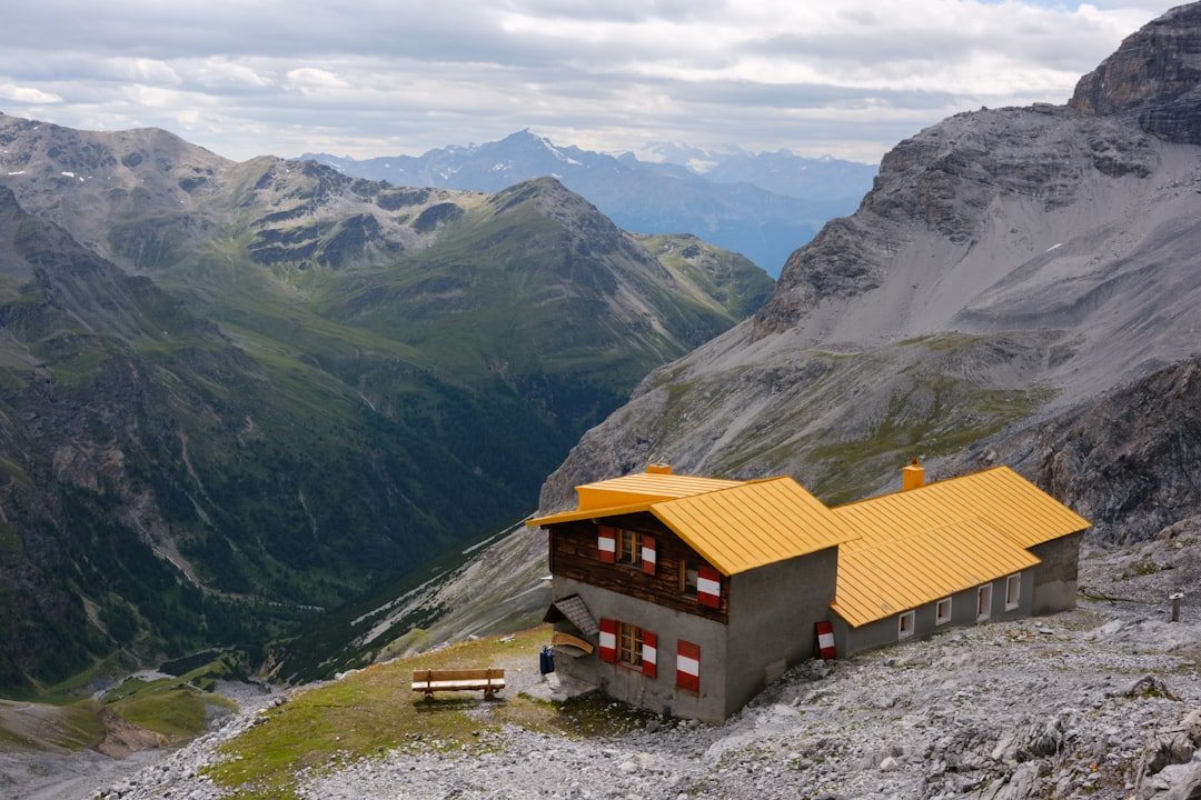 岩場に建つ山小屋