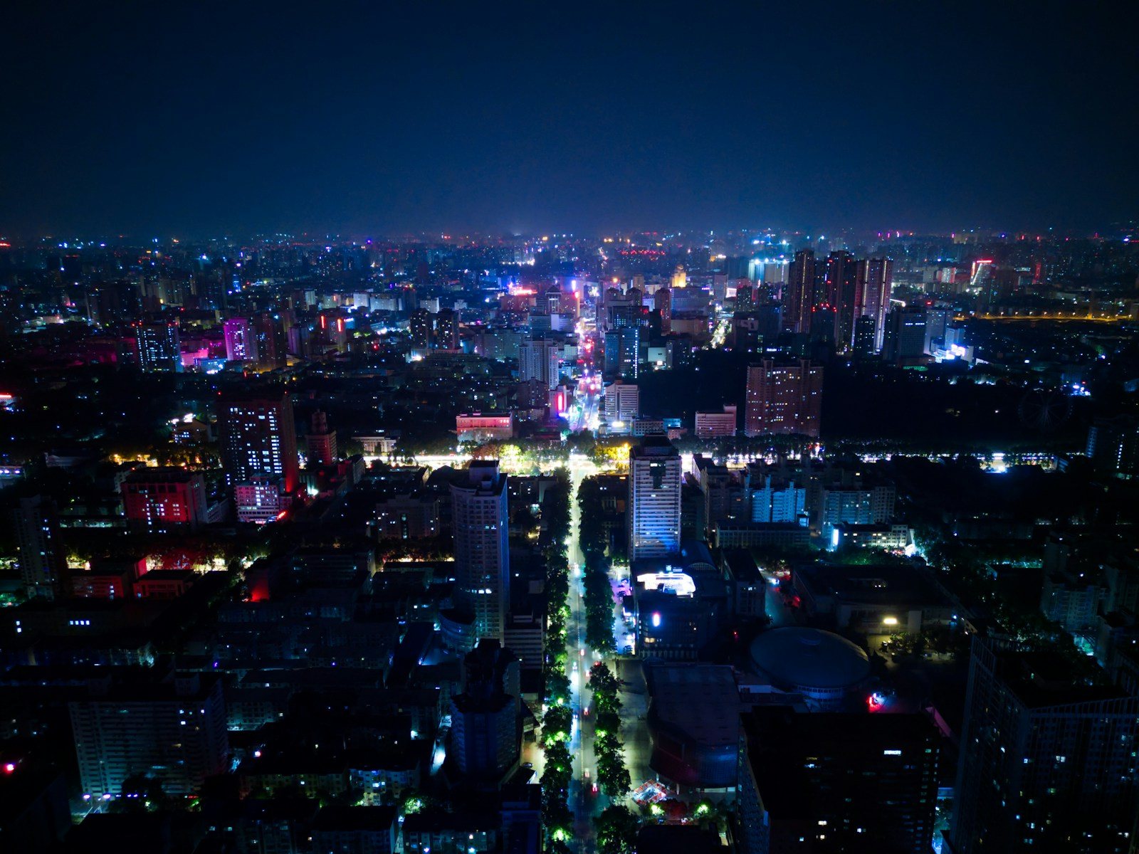 一面に光が散らばる夜の街