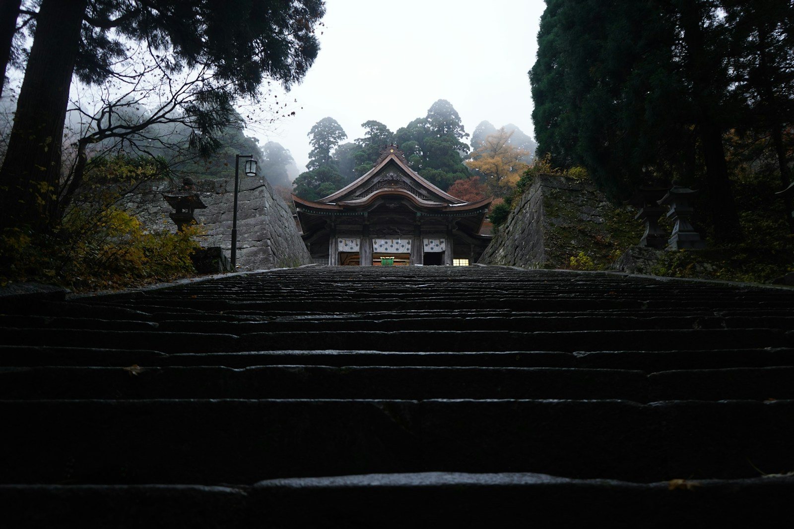 霧に包まれた秋の寺