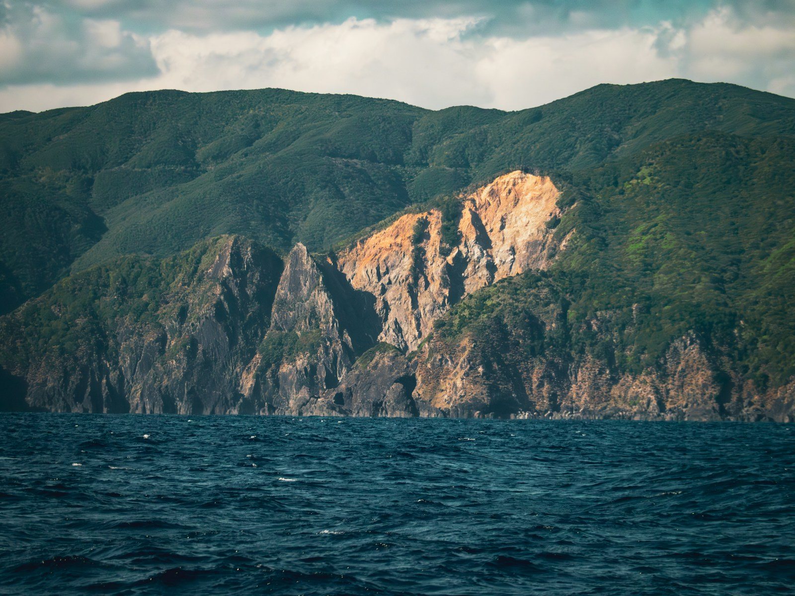 海越しに見える山並み