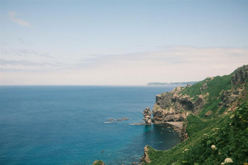 岩の多い崖と青い海