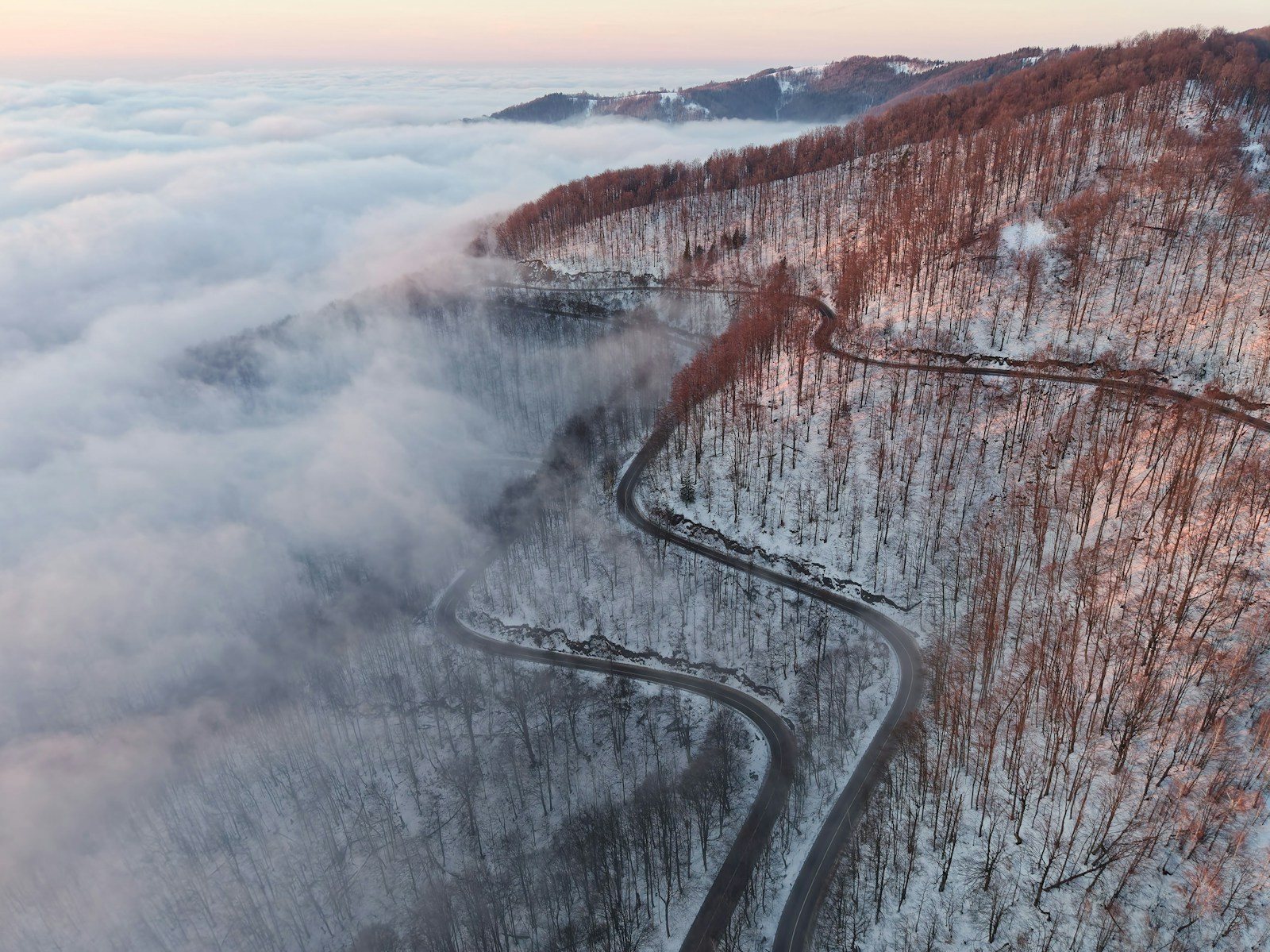 雲の上へ延びる山岳道路