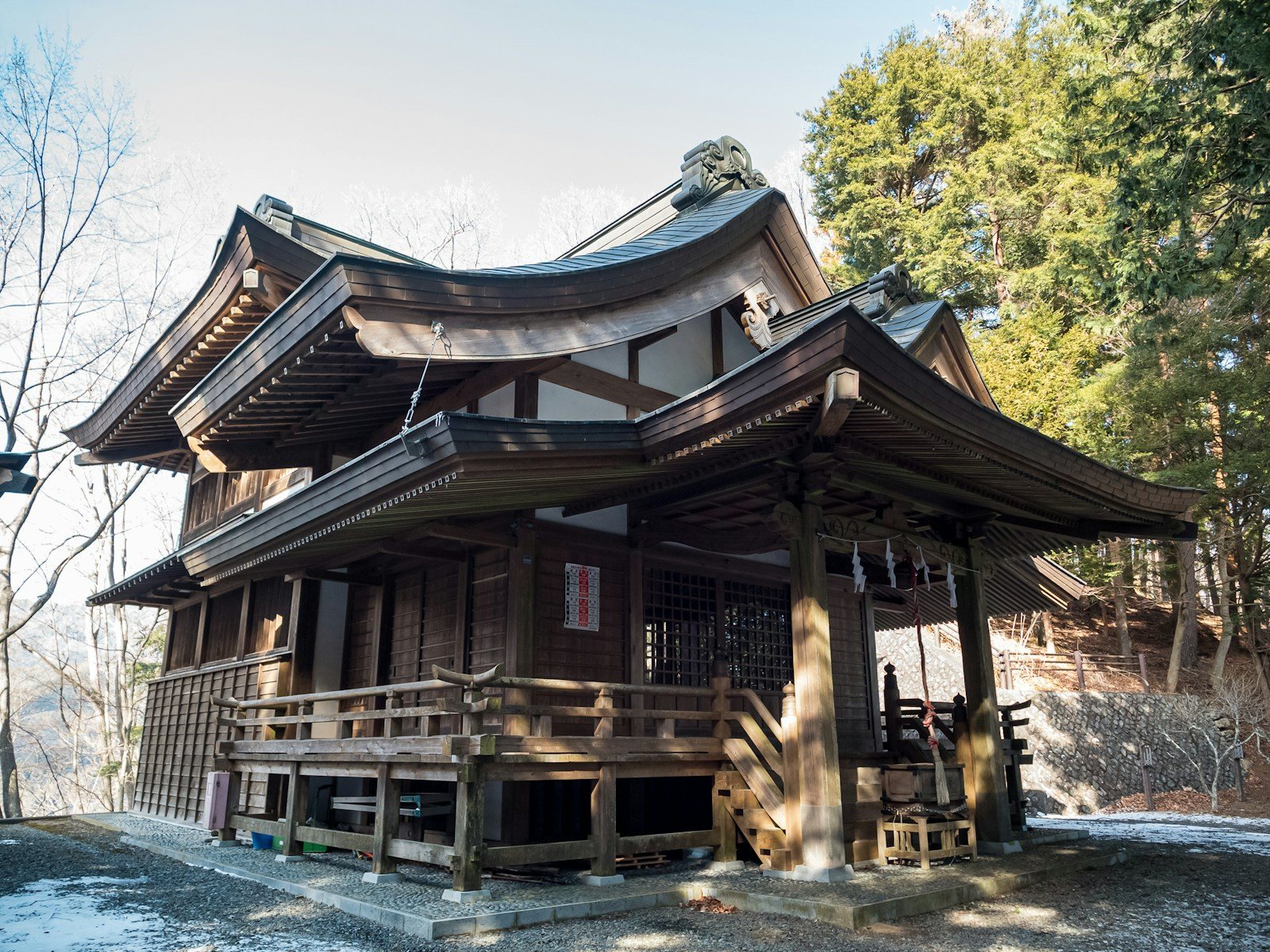 屋根の張り出した木造の社