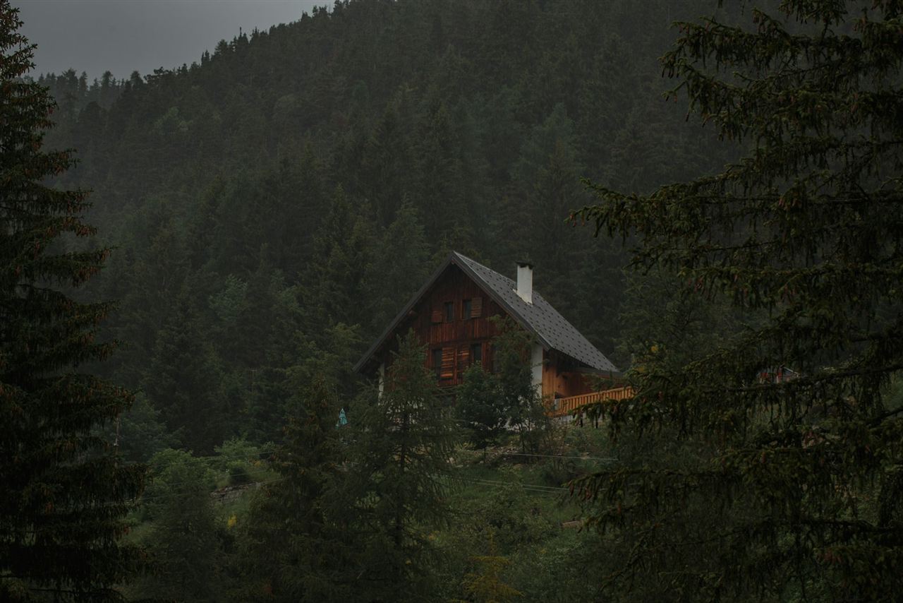 雨の中に建つ小さな山小屋