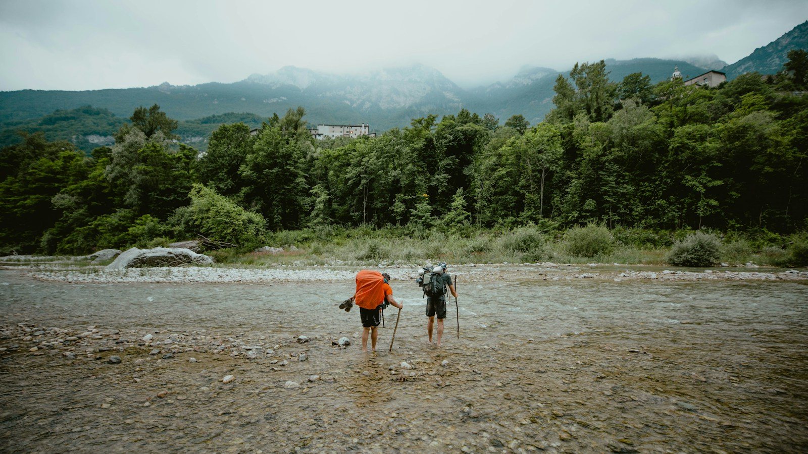 山へ向かって川を渡る登山者
