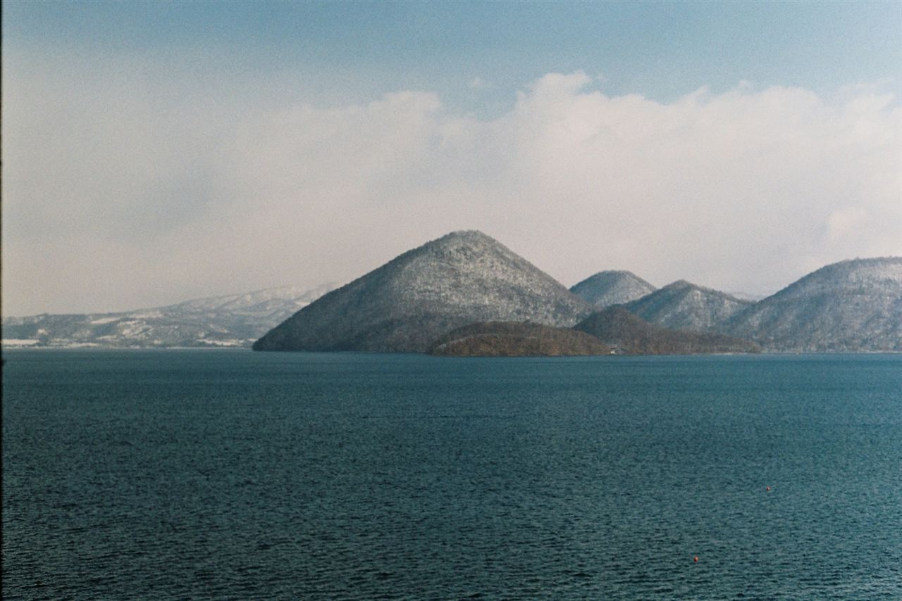 海の向こうにそびえる山