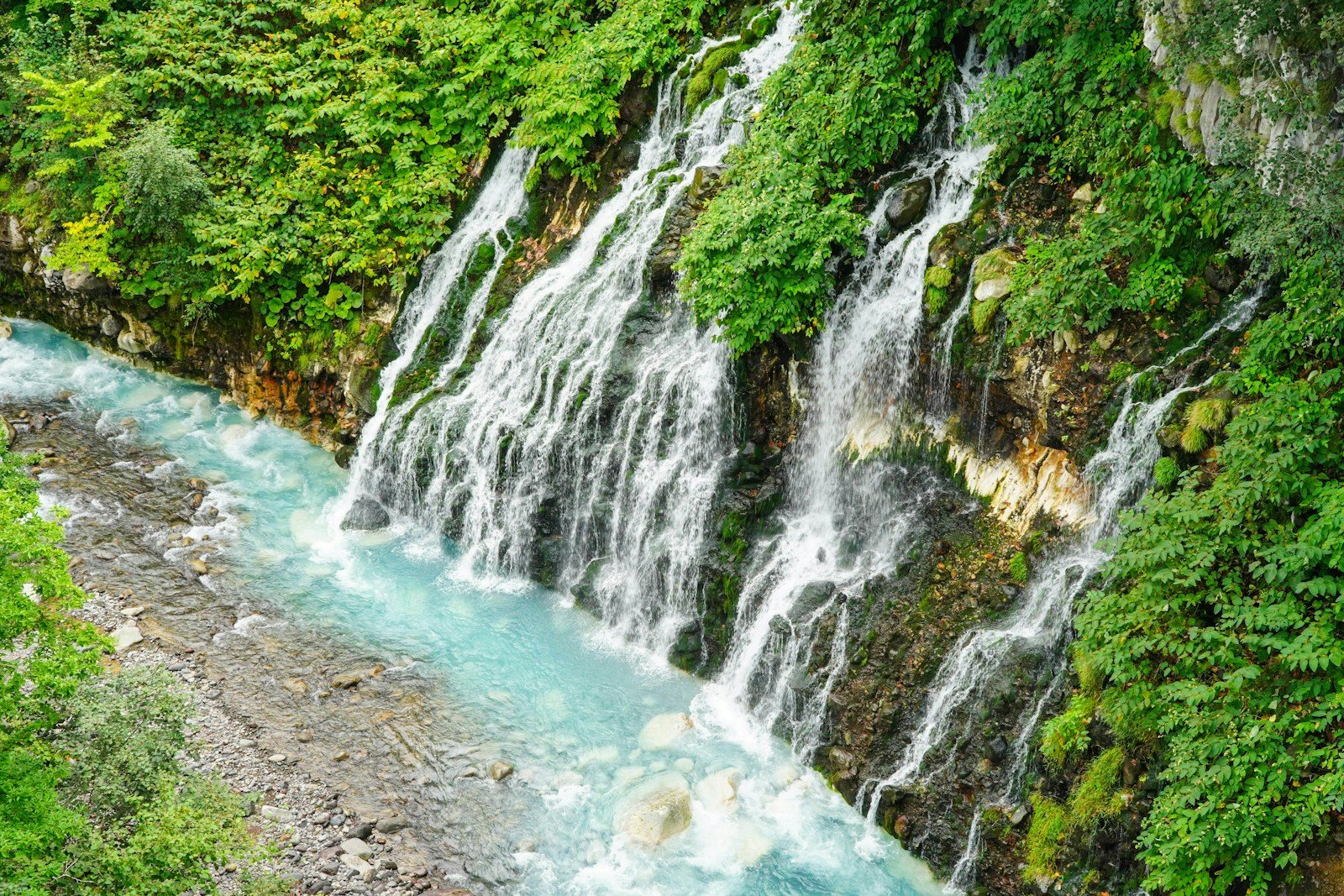 苔むした崖を流れ落ちる滝