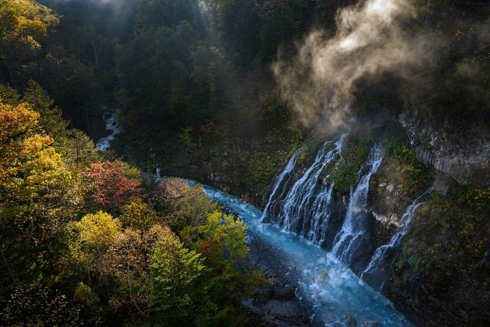 岩の割れ目から落ちる水