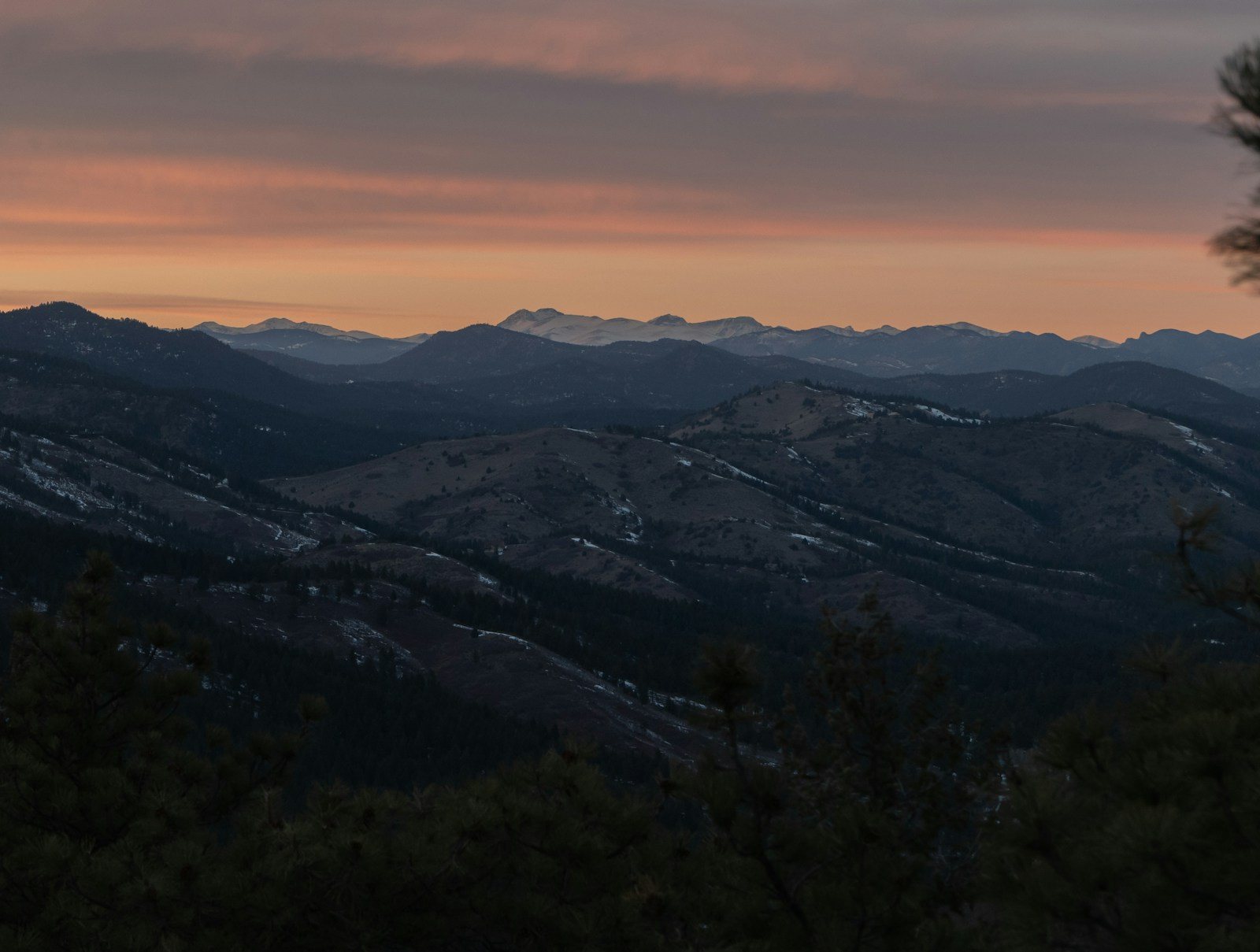 夕暮れに重なる山並み