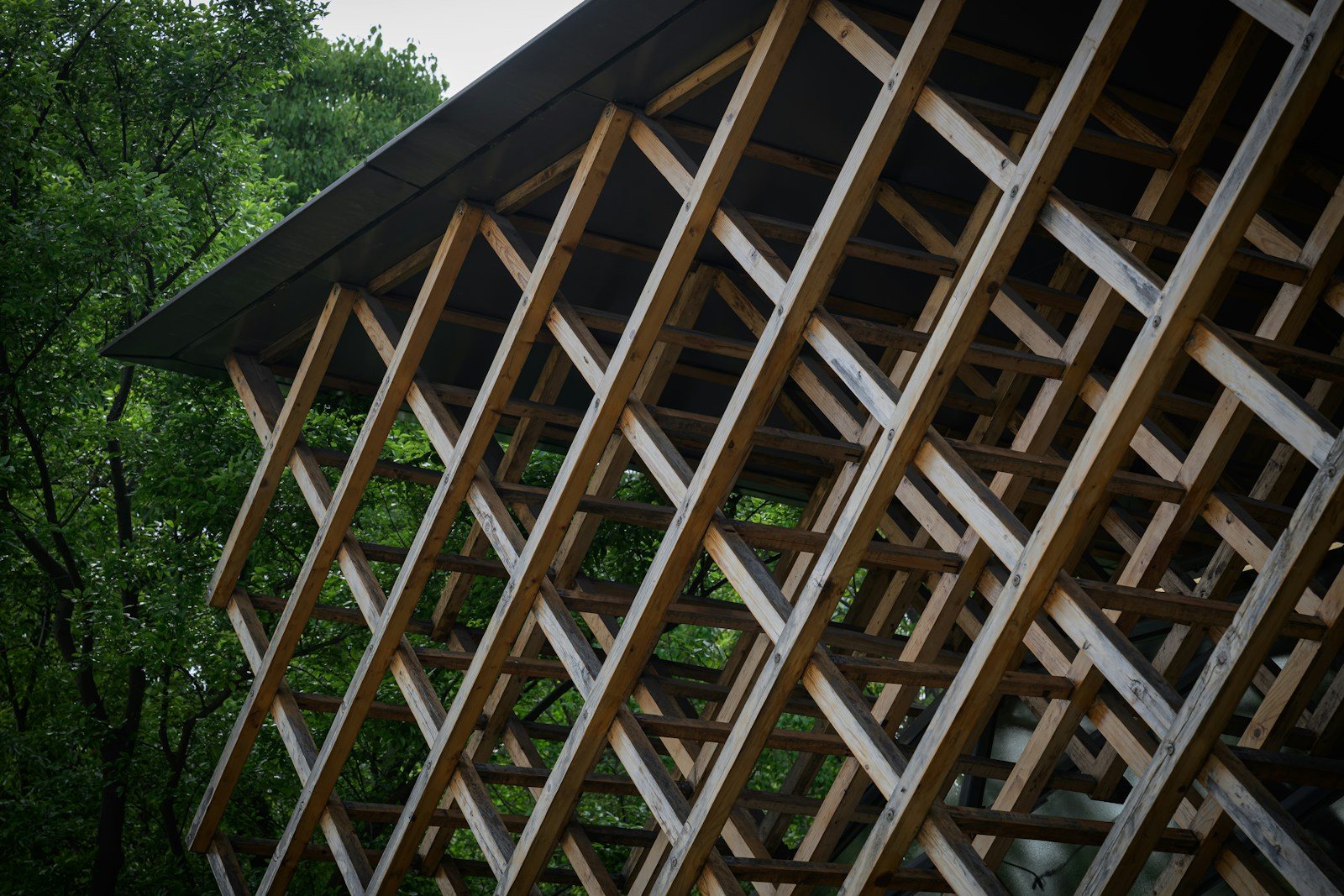 木を組んだ建物の外壁