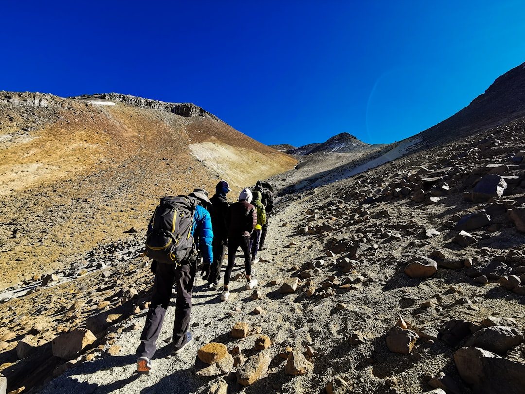 高山の岩稜を登る登山者