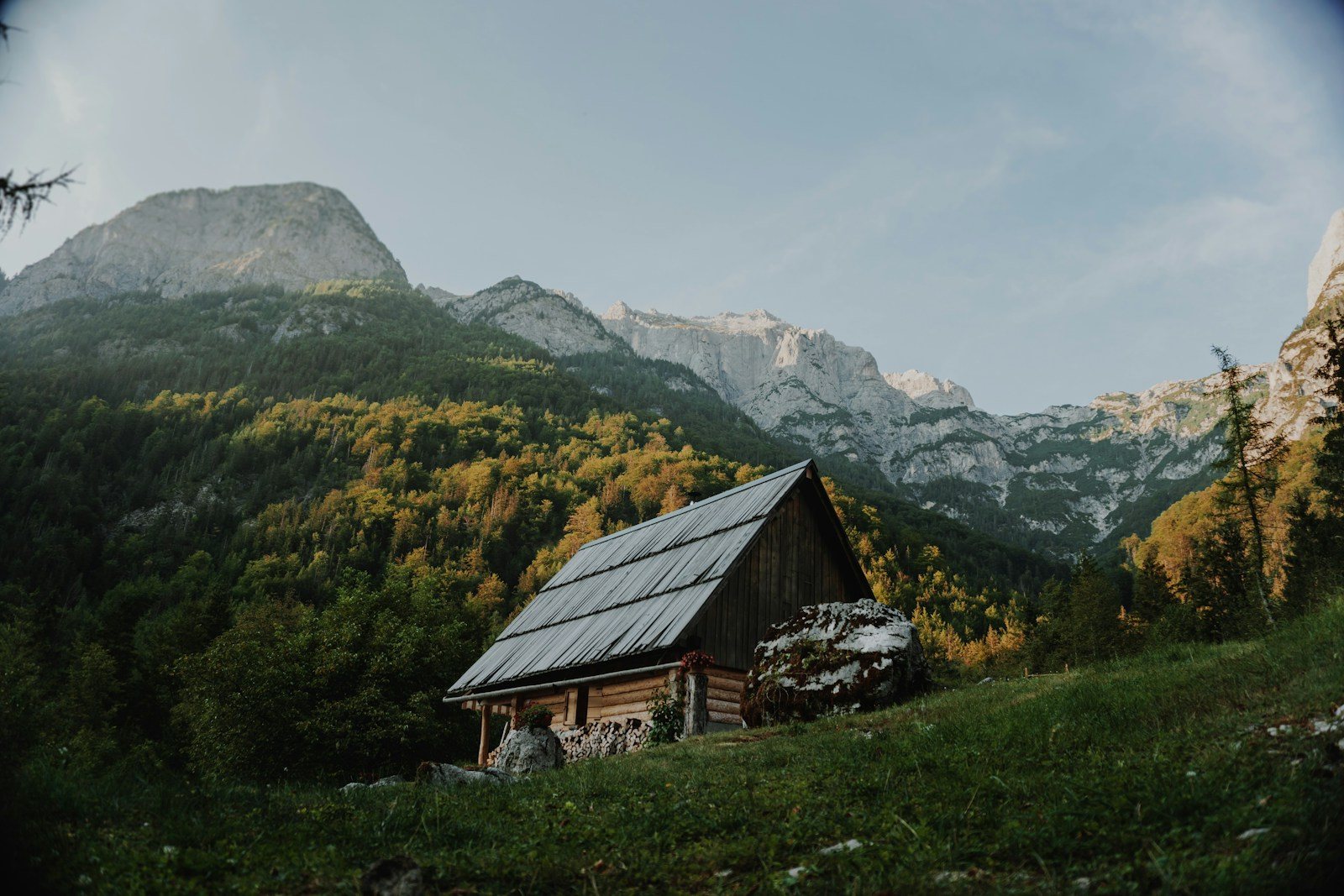 山のふもとに立つ木造の建物