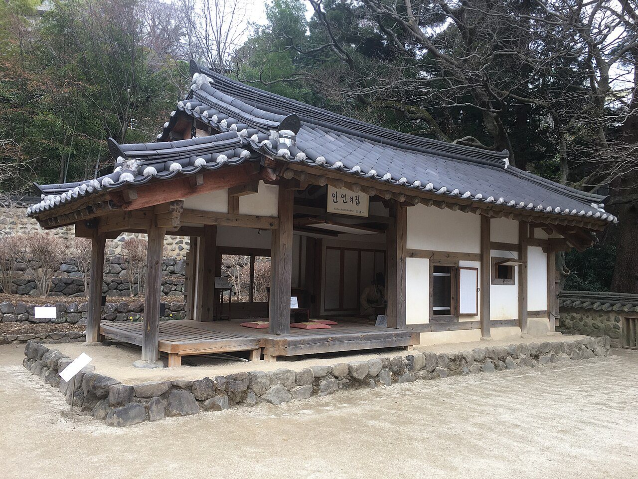 瓦屋根の韓国風の建物と石垣