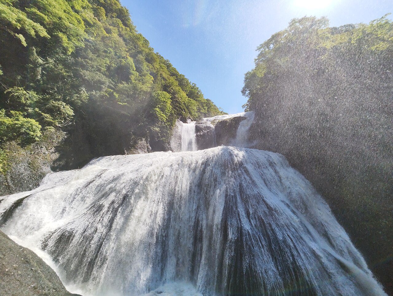 緑の木々に囲まれて流れ落ちる袋田の滝