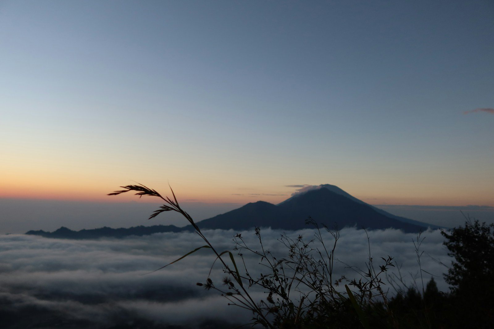 雲の上に出た山の頂