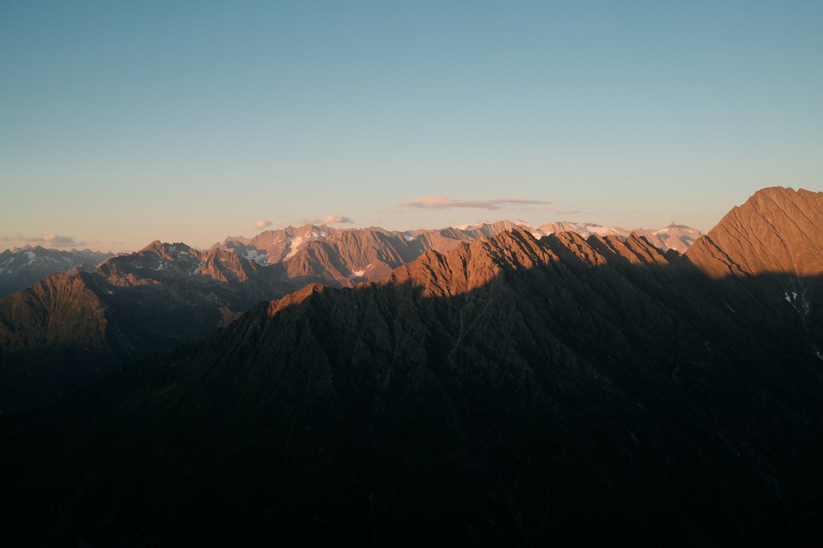 夏の高山の稜線
