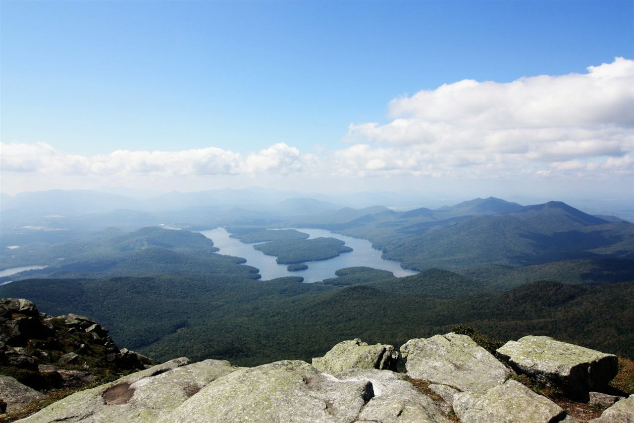 山の上から見下ろす湖