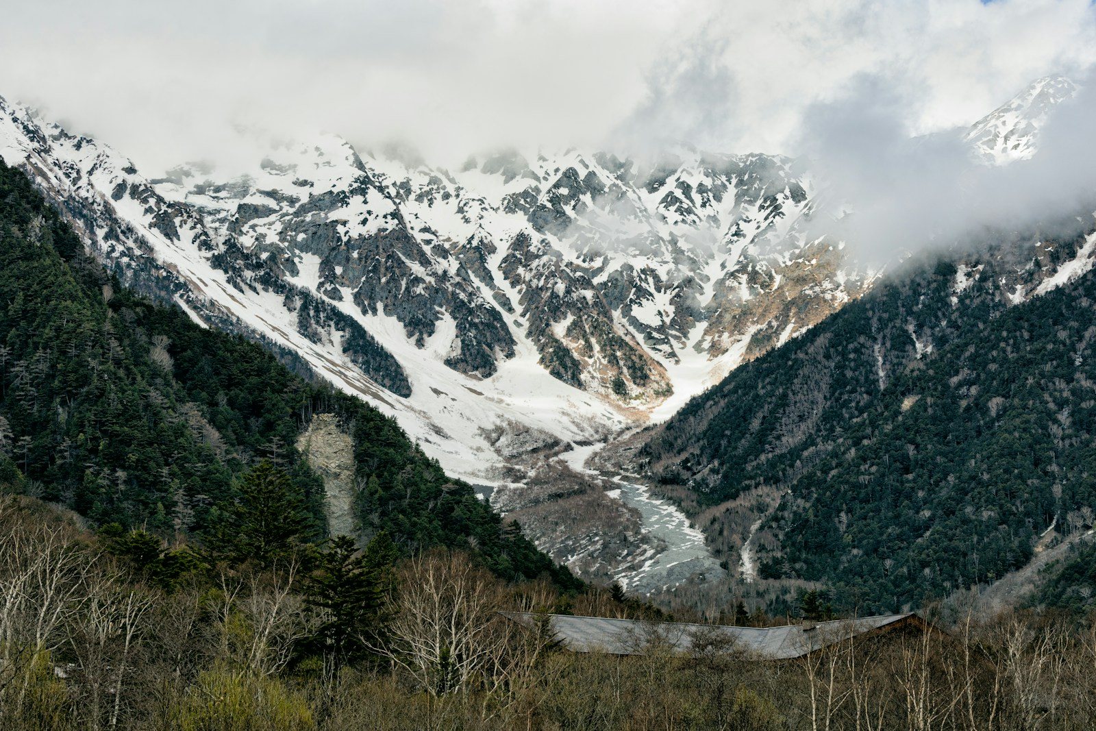 雪の残る山と谷