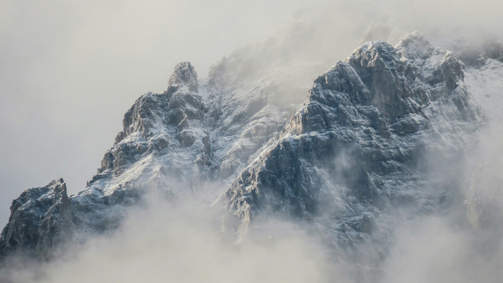 霧に包まれた山