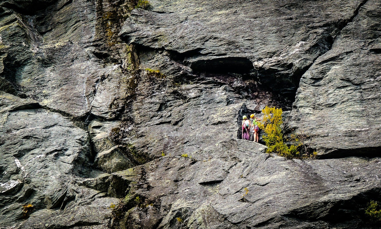 岩の間を進む登山者