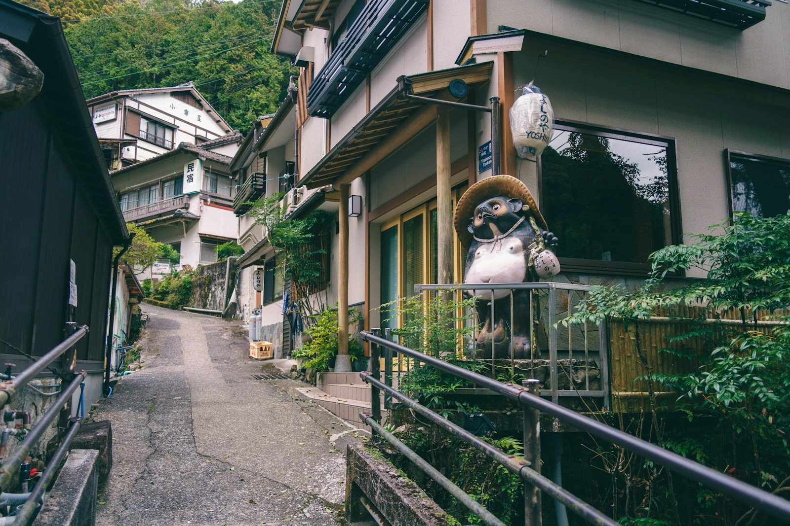古い家並みの間を抜ける細い道