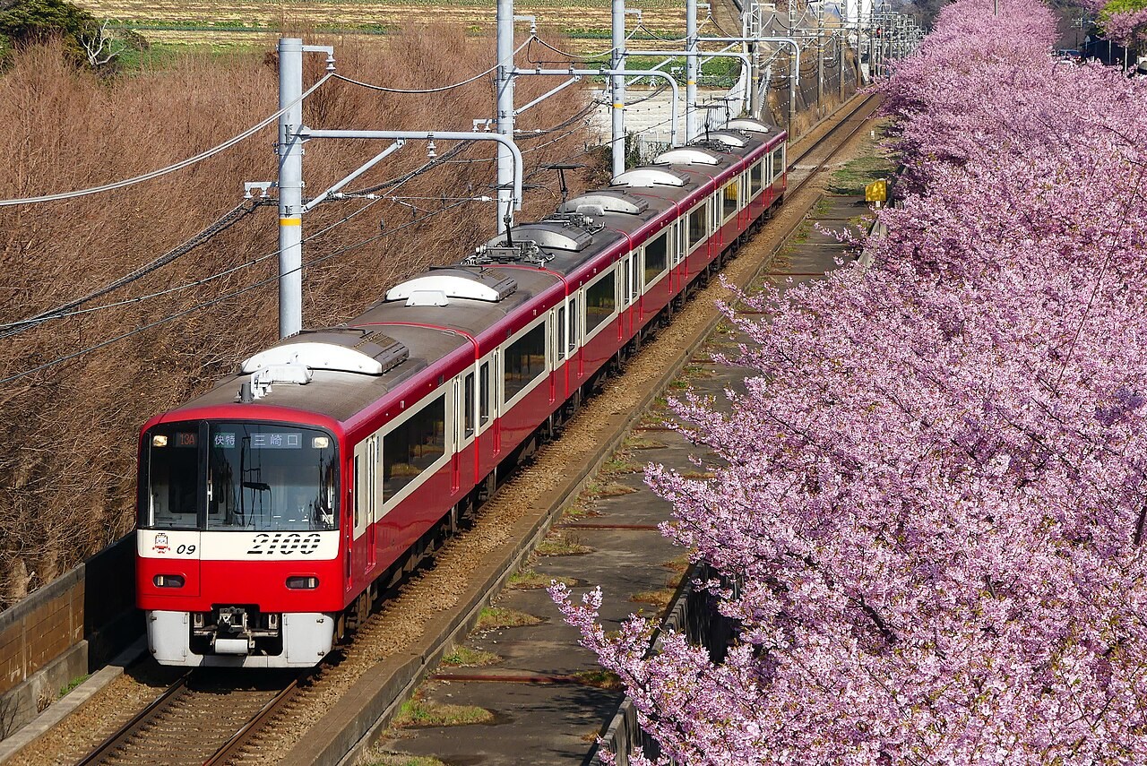 The rapid limited express 2100 train that runs between Miura