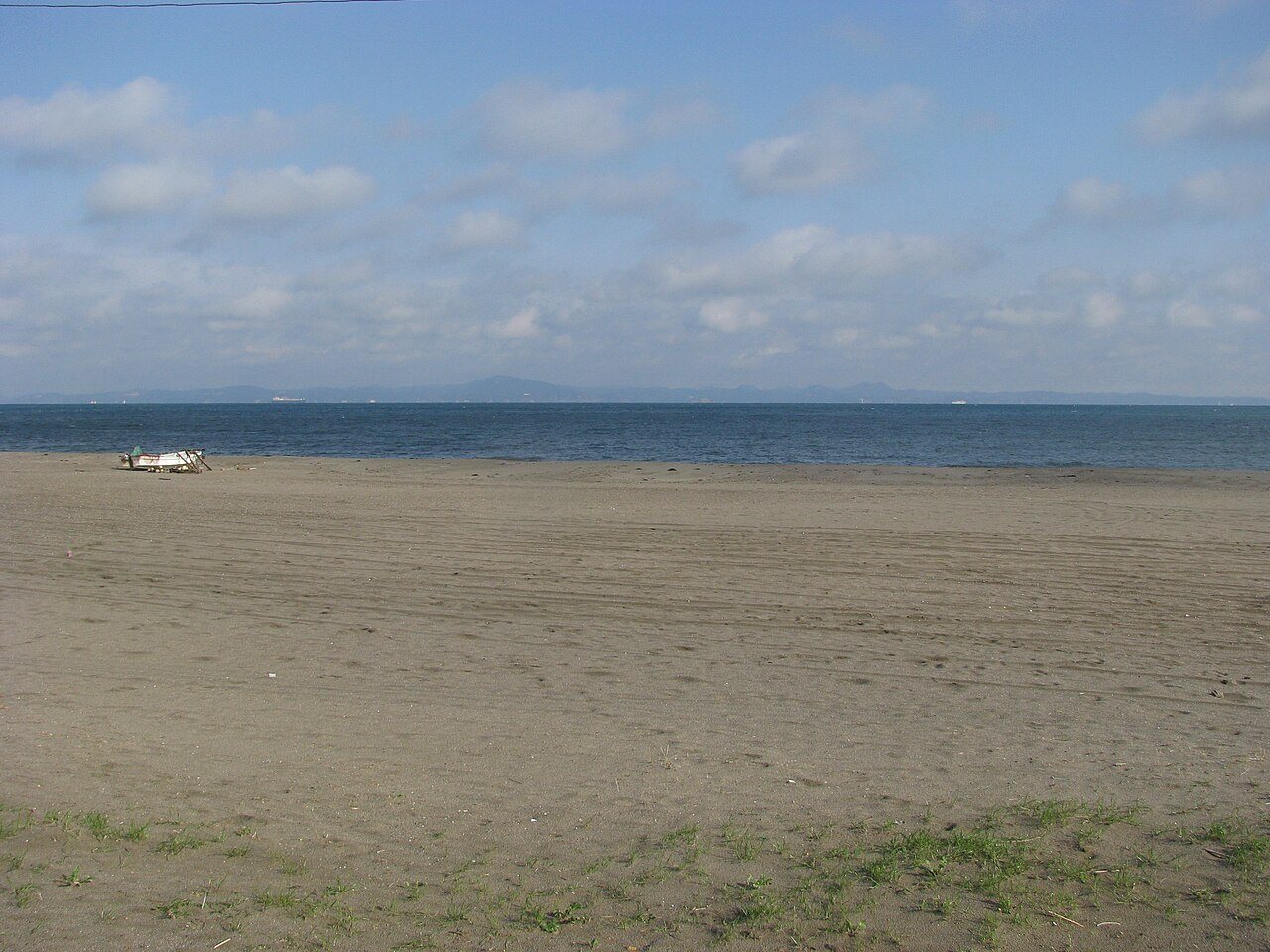 冬の晴れた日の三浦海岸の砂浜と海