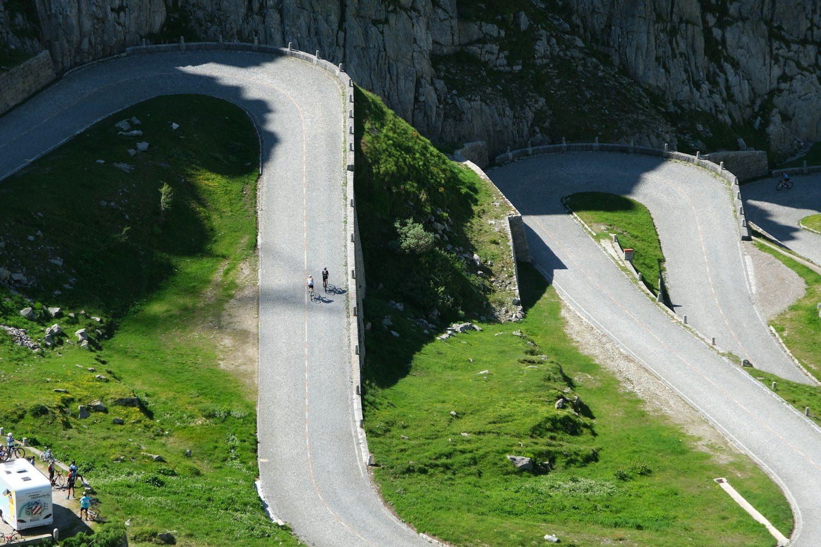 自転車の走る山岳道路