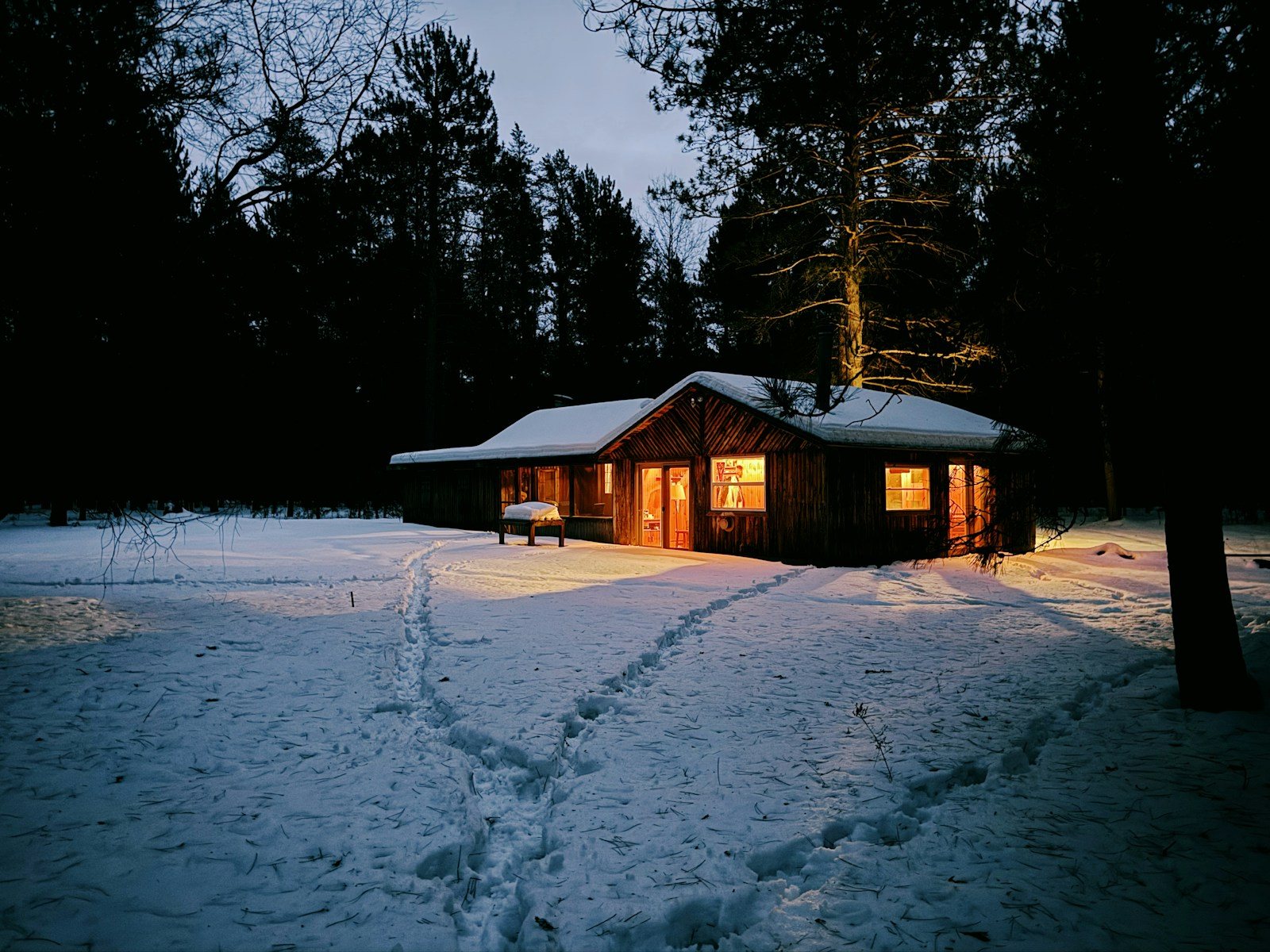 雪の森に建つ小屋