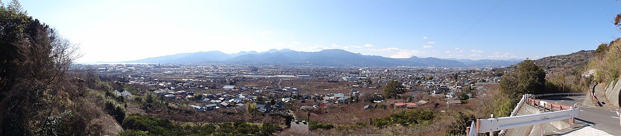 梅林を見下ろした先に広がる箱根方面の山並み