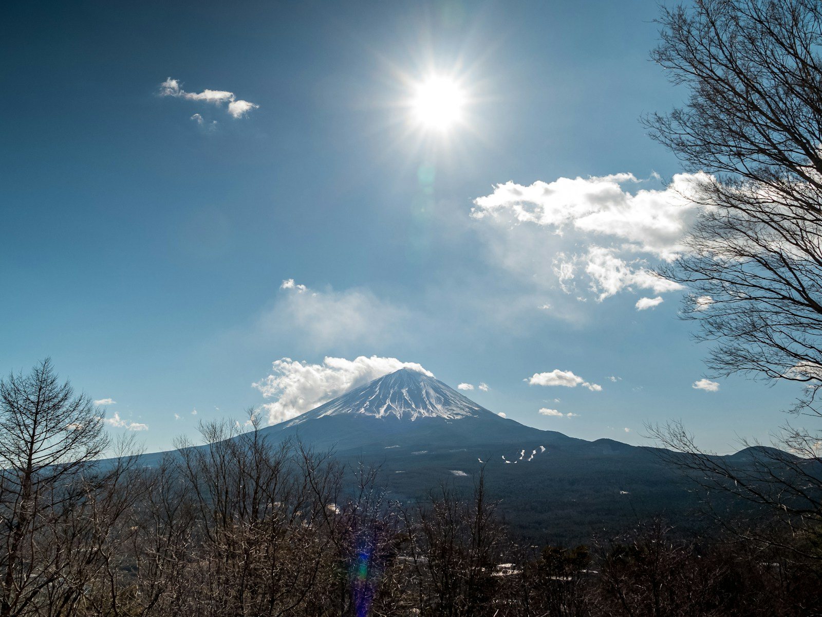 冬の日差しと雪の残る富士山